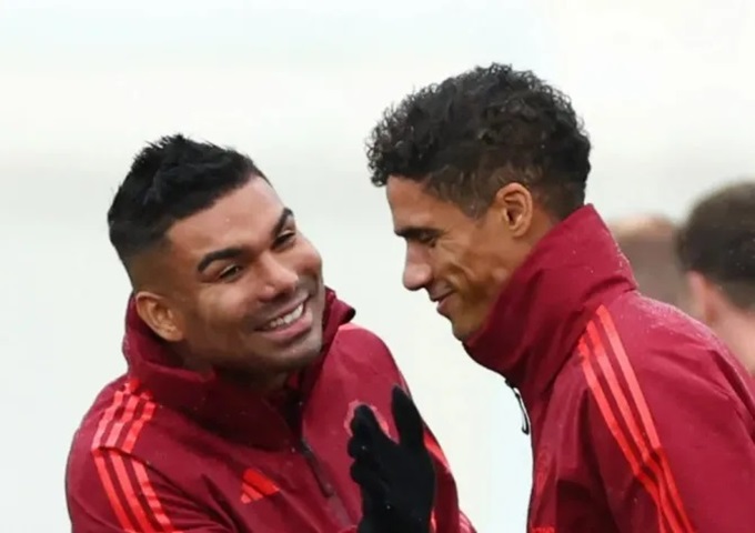 Cả Casemiro lẫn Varane đều có thể rời MU