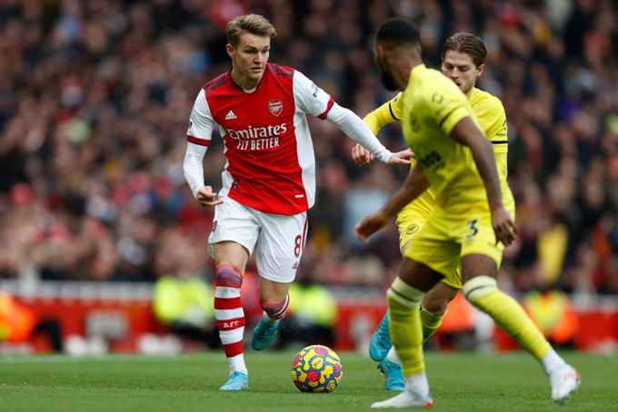 Tầm ảnh hưởng của Odegaard (áo đỏ) đang giảm sút tại Arsenal