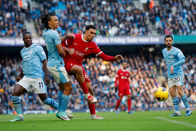 Pep đang thiếu người để đá kiểm soát, từ đó khiến Man City phải đối mặt với nhiều tình huống phản công