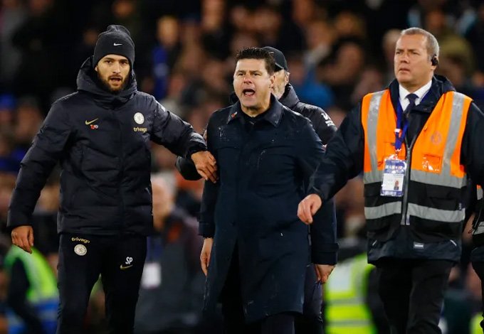 Pochettino nổi cơn lôi đình khi trọng tài nổi còi hết trận