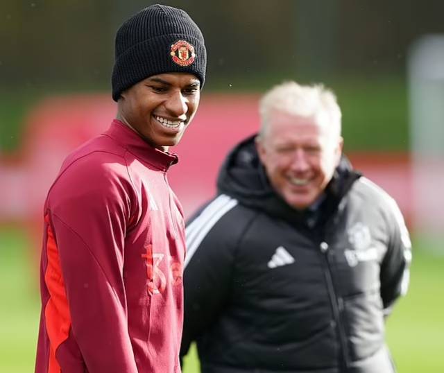 Rashford vui vẻ trên sân tập.