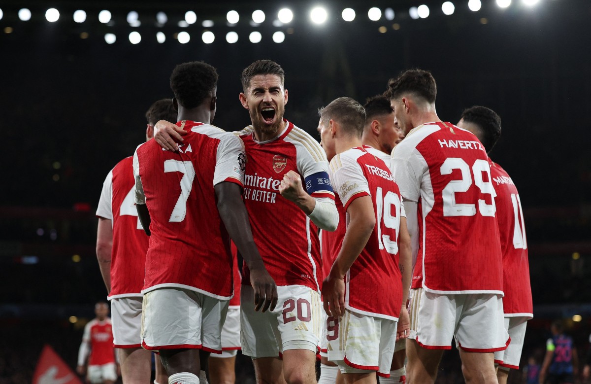 Các cầu thủ Arsenal luôn nghe chỉ đạo của Jorginho trên sân cỏ