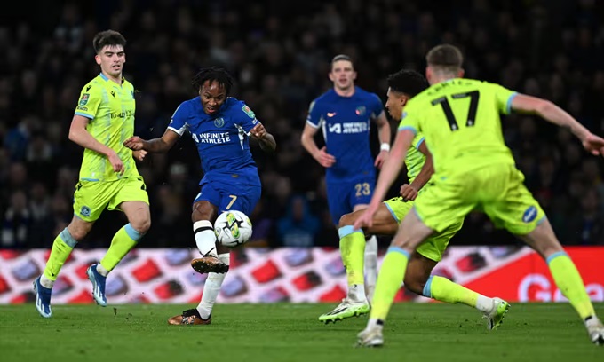 Sterling lập siêu phẩm trong chiến thắng 2-0 trước Blackburn