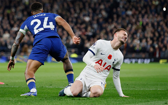 Tottenham thiệt đơn thiệt kép khi mất Maddison vì chấn thương ngay trong hiệp 1