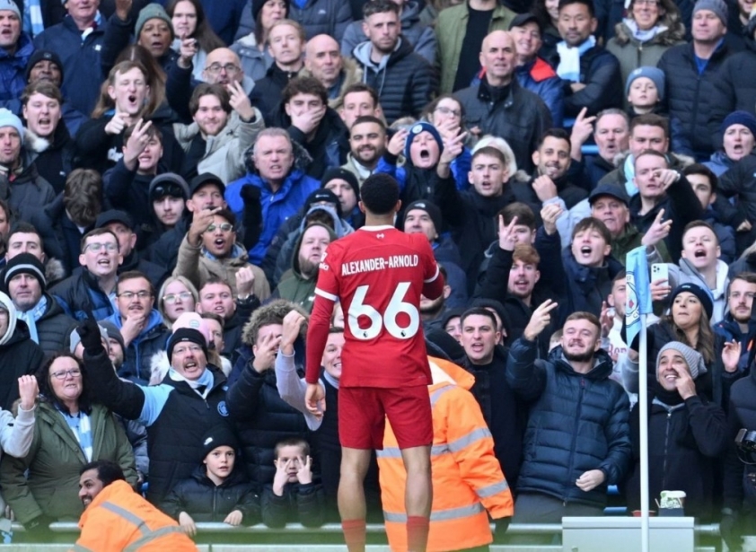 Alexander-Arnold ăn mừng khiêu khích người hâm mộ Man City