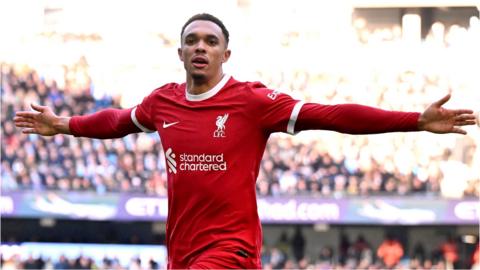 Trent Alexander-Arnold ghi bàn gỡ hoà 1-1 cho Liverpool làm câm nín cả sân Etihad