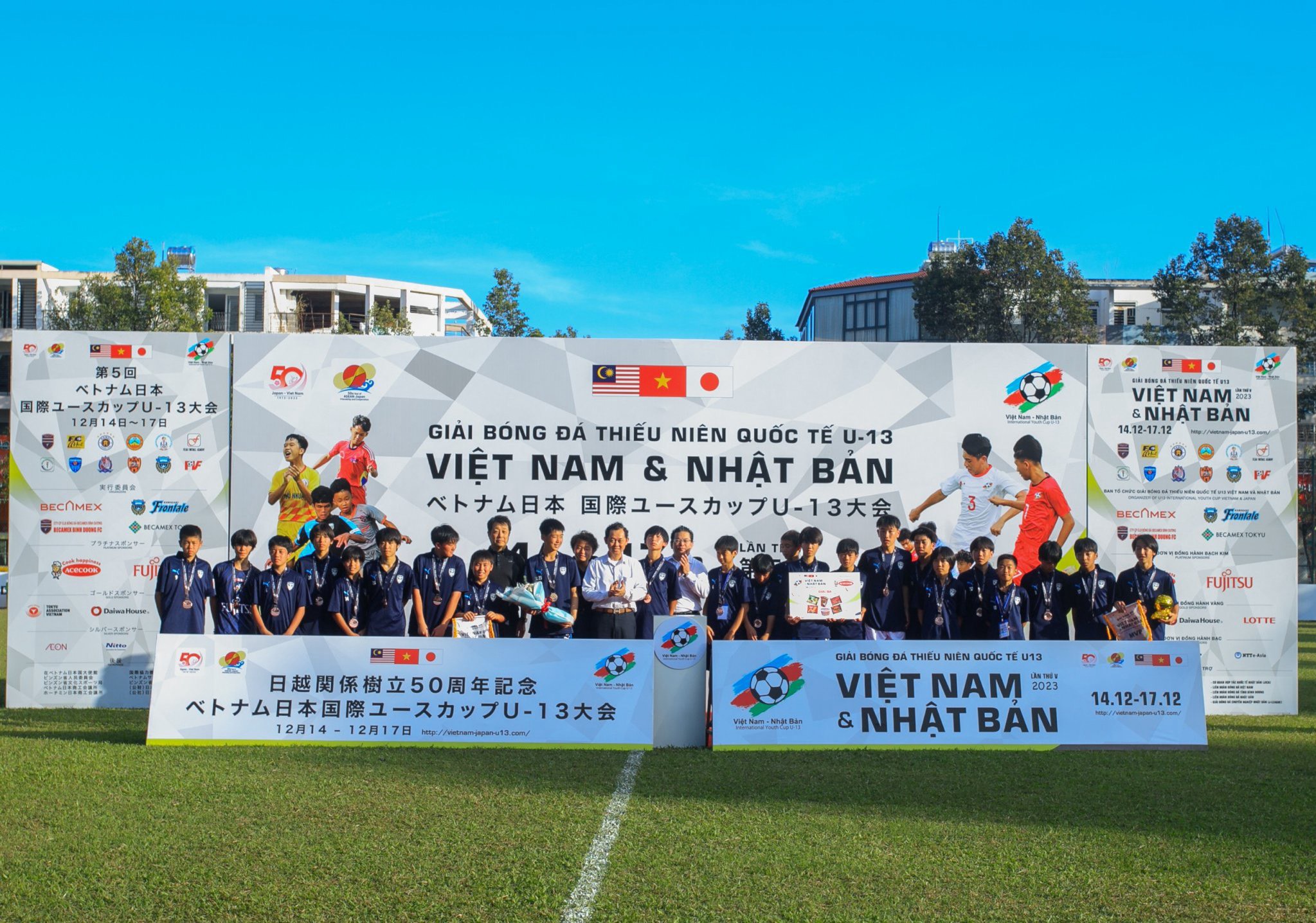 Ban Tổ chức trao hạng Ba cho đội U13 Yokohama