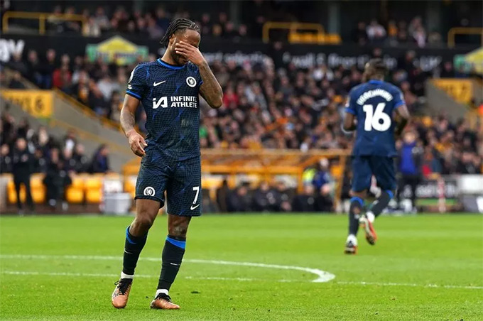 Sterling là một trong những tội đồ trước Wolves và anh chỉ còn biết che mặt xấu hổ