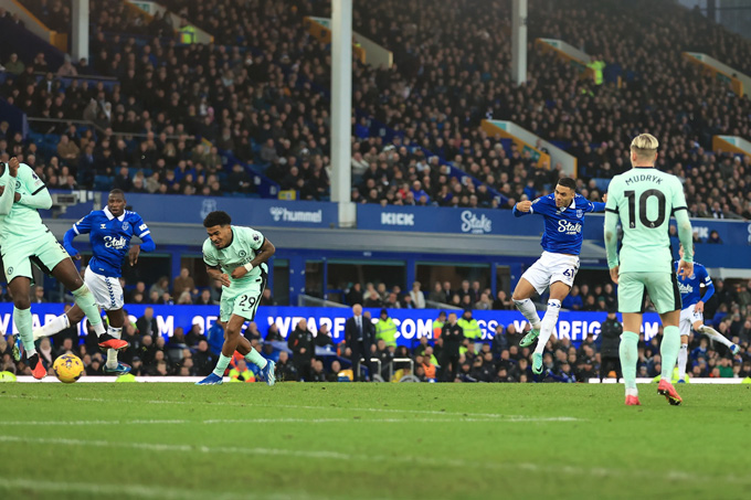 Dobbin ra chân kết liễu Chelsea