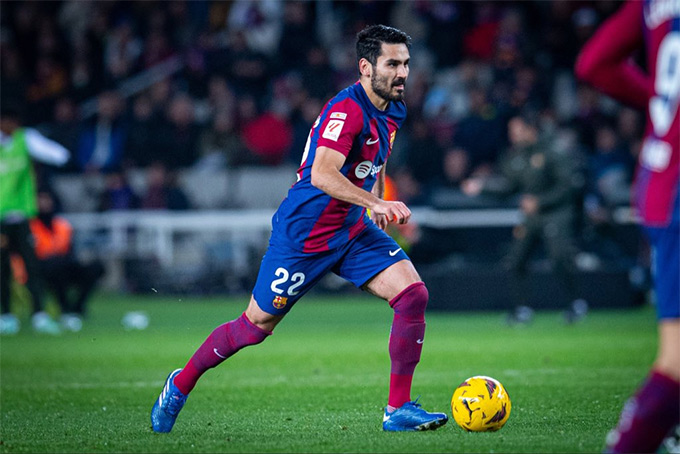 Gundogan thi đấu xa khung thành hơn tại Barca