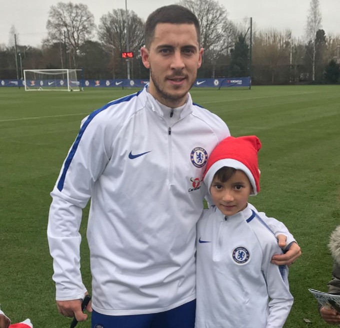 Arthur Barratt chụp ảnh cùng Eden Hazard, cựu cầu thủ Chelsea