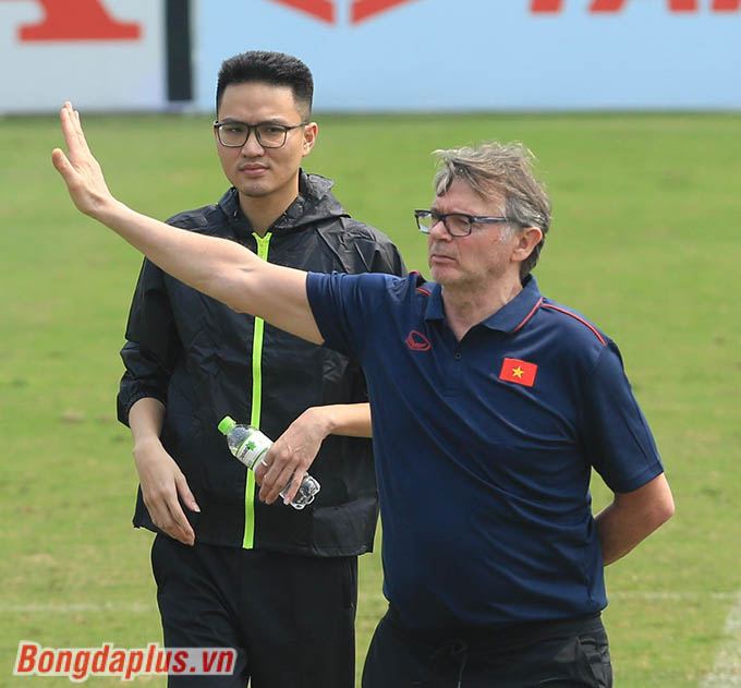 Kyrgykistan là đối thủ phù hợp để HLV Philippe Troussier rèn hàng phòng ngự ĐT Việt Nam chống lại những tình huống cố định