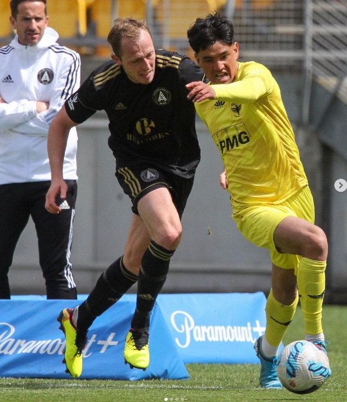 Kaelin Nguyễn (phải) trong màu áo Wellington Phoenix Res.