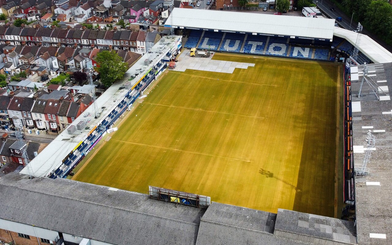 Toàn cảnh sân Keniworth Road nghèo nàn, xập xệ của Luton Town