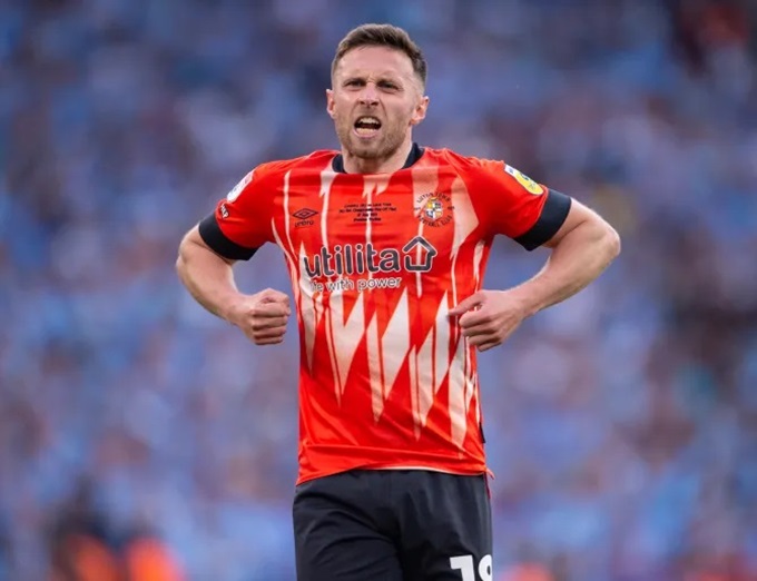 Jordan Clark là người hùng của Luton ở trận chung kết play-off mùa trước.