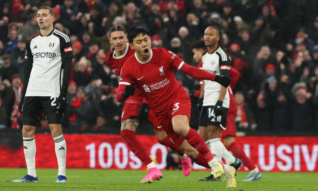 Tiền vệ Wataru Endo mừng bàn gỡ hòa 3-3 cho Liverpool trước Fulham trên sân Anfield