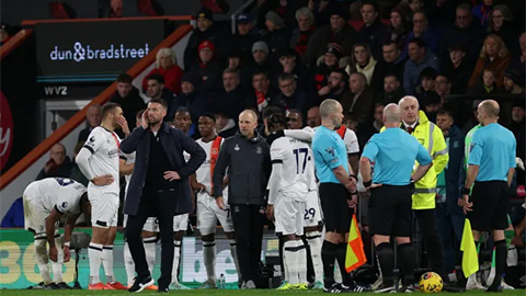 Tom Lockyer gục ngã trên sân, trận Bournemouth vs Luton bị hoãn