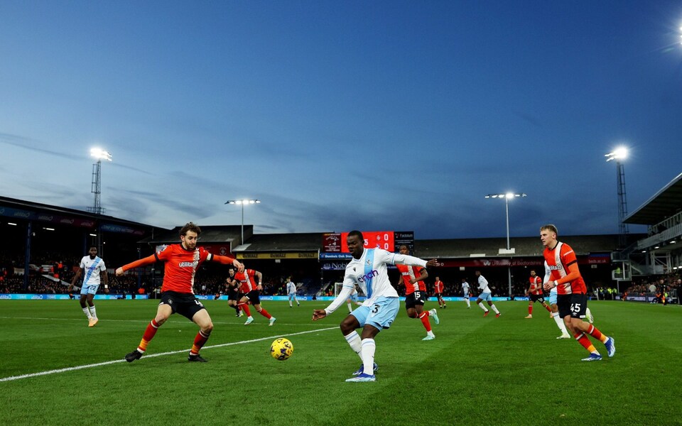 Chính sách dùng tiền hợp lý, tận dụng cầu thủ thừa giá rẻ hoặc miễn phí đã giúp Luton Town có cơ hội trụ hạng sáng