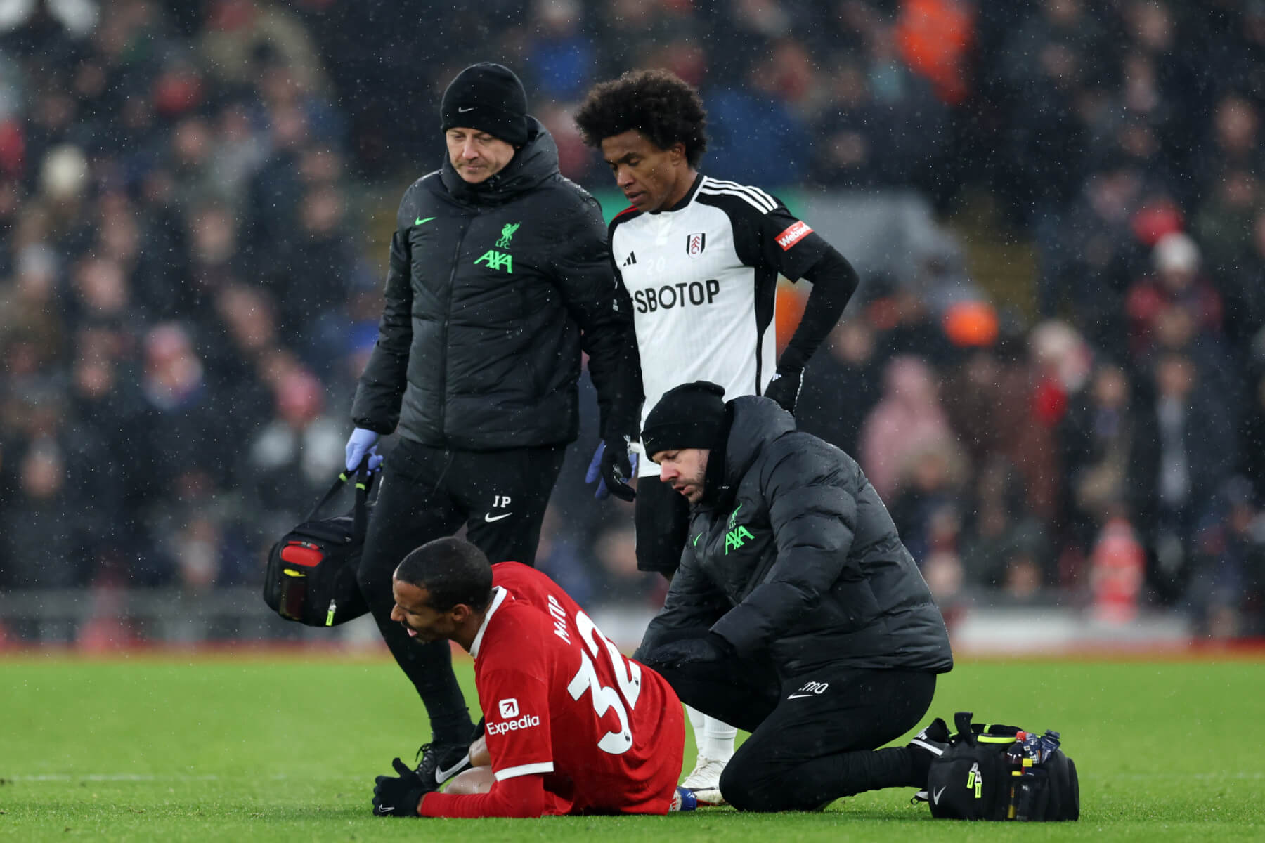 Matip đã dính chấn thương ACL sau pha tranh chấp với Willian