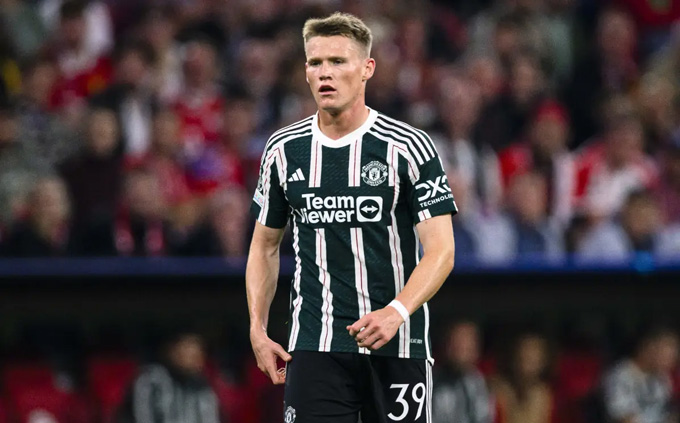 McTominay được tung vào sân trong hiệp 2 nhưng đá quá xa khung thành