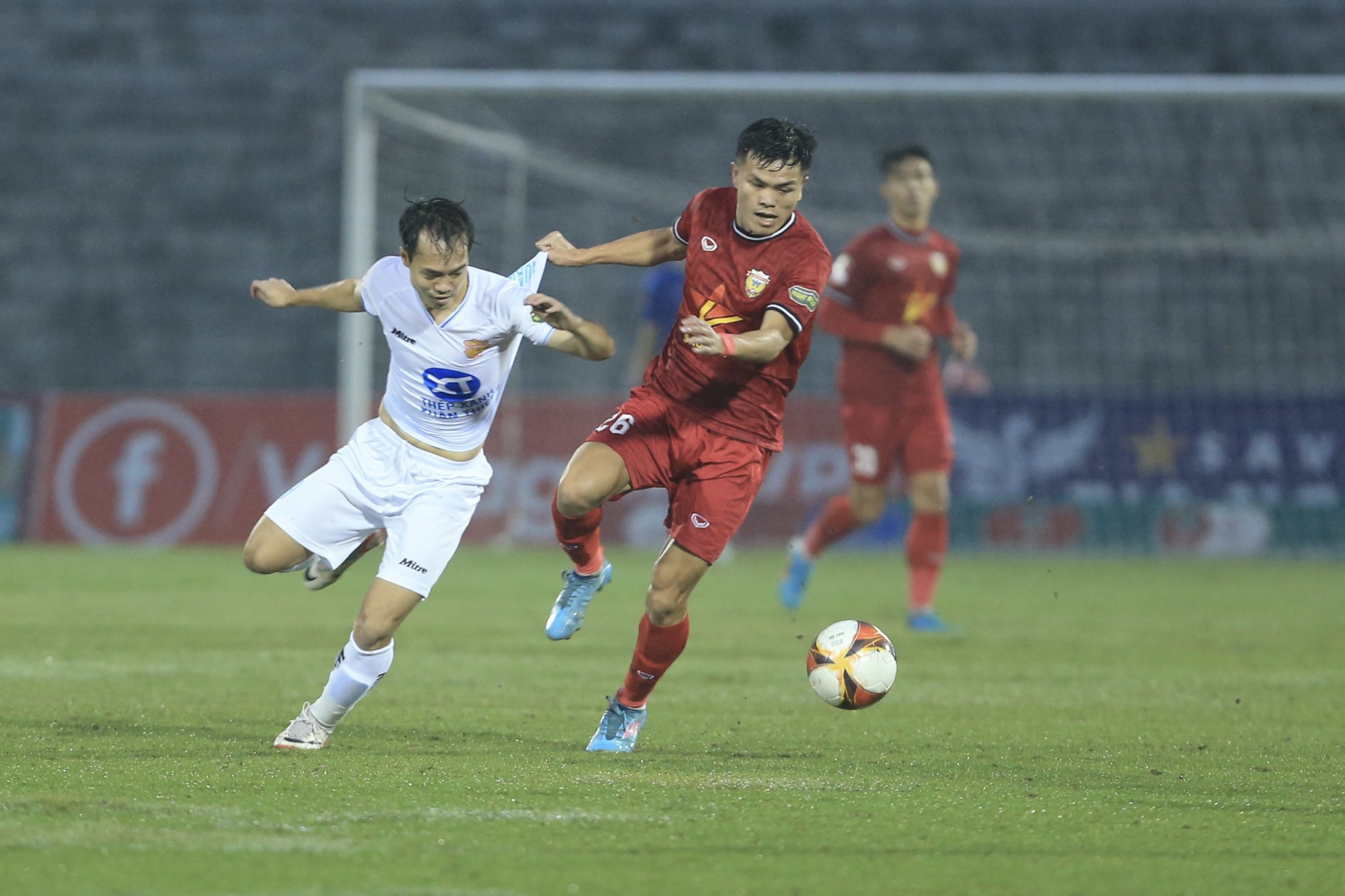 Văn Toàn (trái) ghi bàn thắng đầu tiên ở V.League 2023/24 - Ảnh: Đức Cường