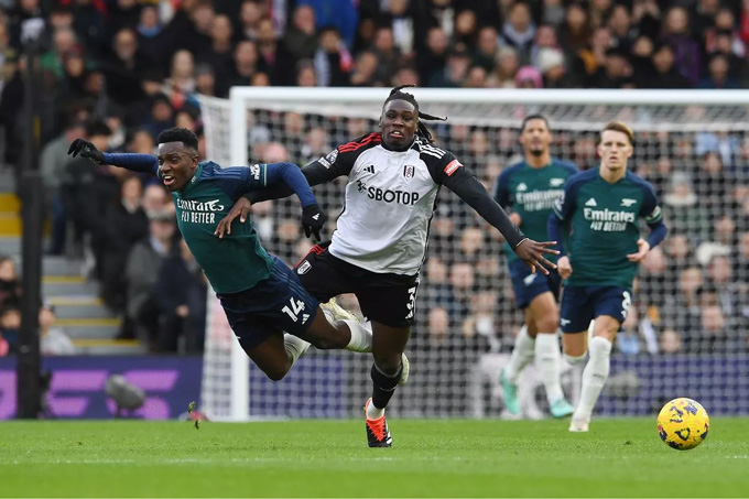 Nketiah (trái) hoàn toàn mất hút trên hàng công của Arsenal