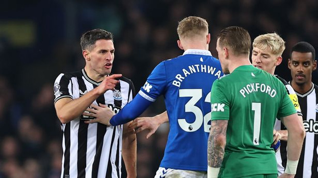 Pickford đã khiến các cầu thủ Newcastle vô cùng bức xúc