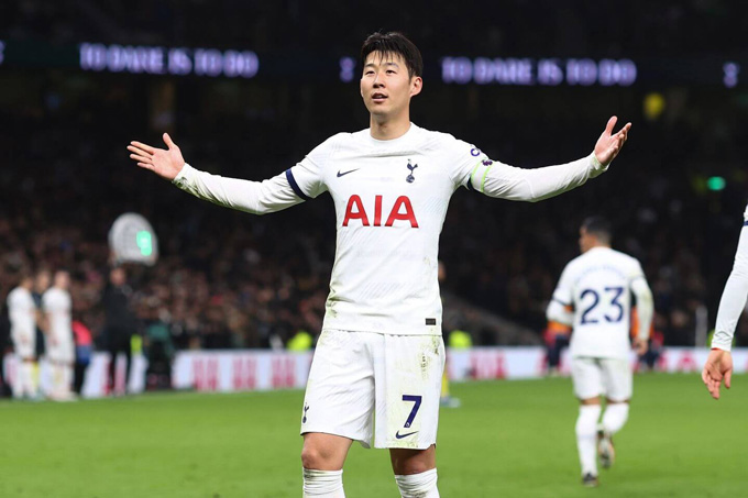 Son trở thành cầu thủ thứ 7 có 8 mùa trở lên ghi 10 bàn tại Premier League