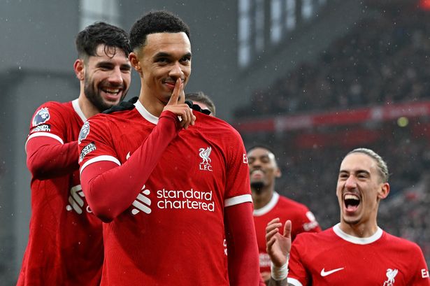 Trent Alexander-Arnold ăn mừng bàn thắng ấn định chiến thắng 4-3