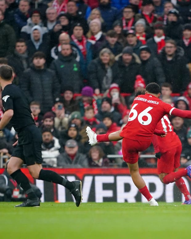 Cú đá phạt thành bàn mở tỉ số của trận đấu của Trent Alexander-Arnold