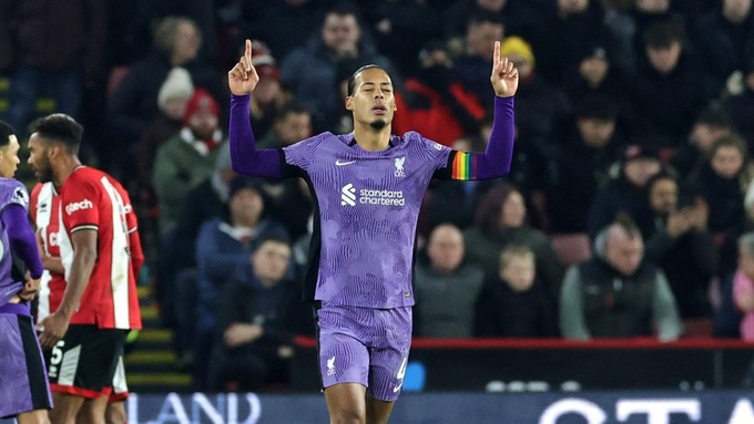 Van Dijk ăn mừng sau khi ghi bàn vào lưới của Sheffield Utd