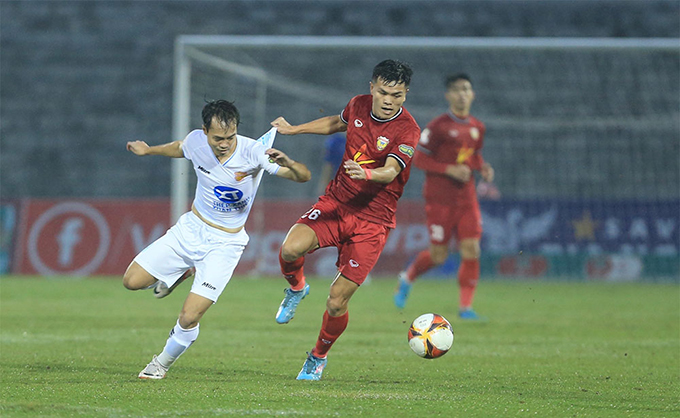 Văn Toàn (trắng) đã có bàn đầu tiên ở V.League tại vòng 4 vừa qua