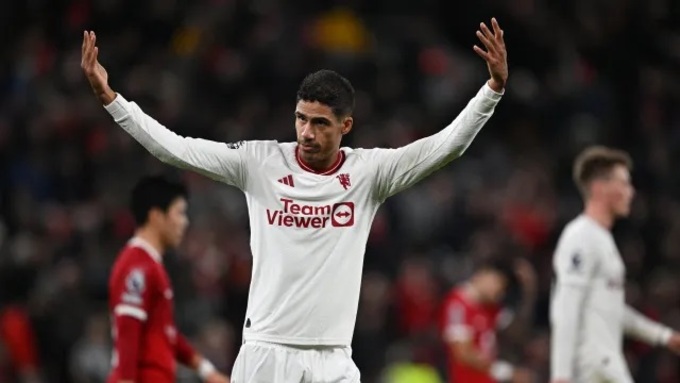 Varane chính là thủ lĩnh hàng thủ của MU ở trận hòa 0-0 trên sân Anfield mới đây