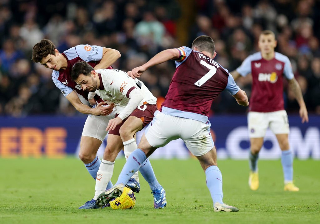 Man City (áo sáng) thua trận trước Aston Villa