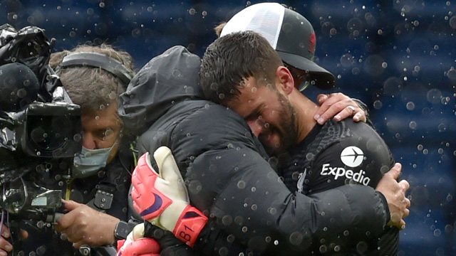 Hình ảnh gây xúc động của Klopp và Alisson Becker