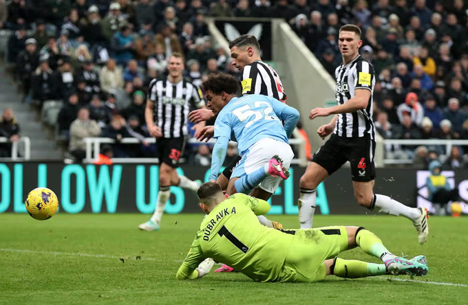 Tài năng trẻ Bobb ghi bàn quyết định cho Man City