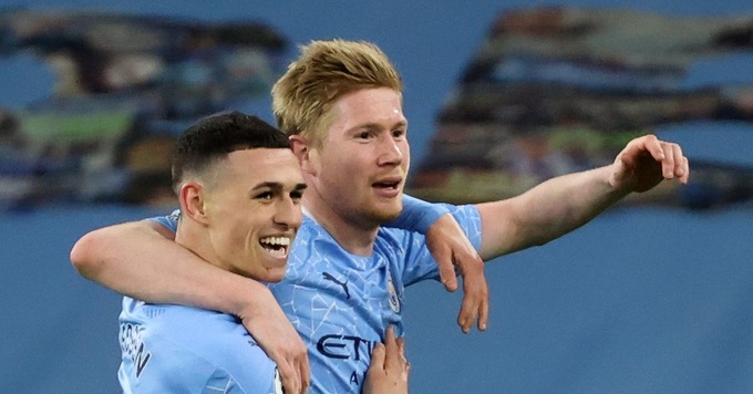 De Bruyne có thể đá cặp với Foden (trái) ở trung tâm hàng tiền vệ của Man City