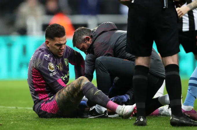 Ederson đã bị đau ngay đầu trận