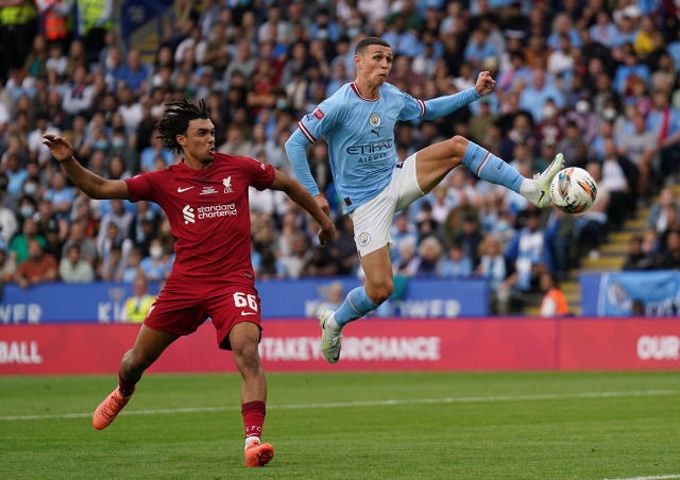 Alexander-Arnold (trái) và Foden đang là hai ngôi sao của Premier League