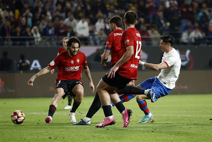 Lewy tung cú sút chìm vào lưới Osasuna, khai thông thế bế tắc cho Barca