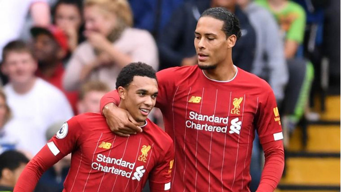 Alexander-Arnold (trái) và Van Dijk đang là hai thủ lĩnh tuyệt vời của Liverpool mùa này