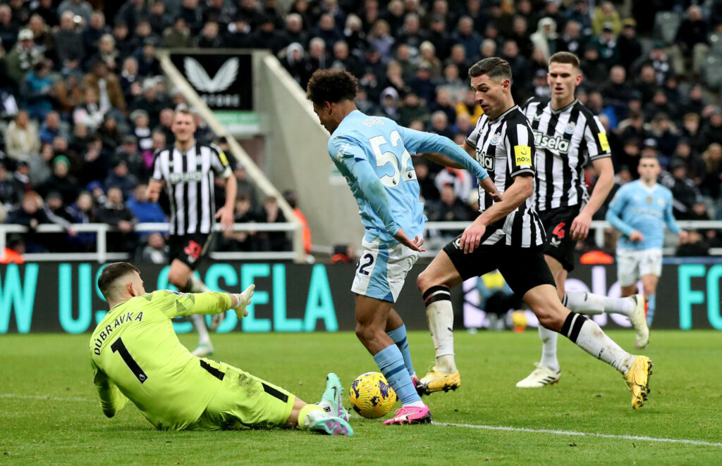 Oscar Bobb  và pha xử lý "lạnh như kem" trước khung thành Newcastle