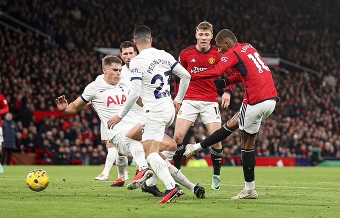 Hojlund cũng là người kiến tạo cho Rashford sút tung lưới Tottenham