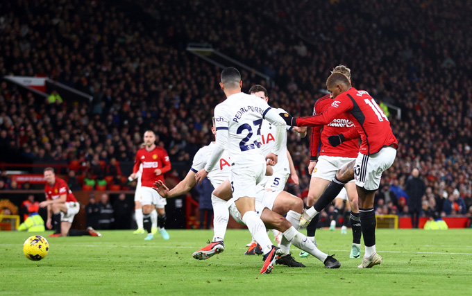 Rashford nâng tỷ số lên 2-1 ở phút 40