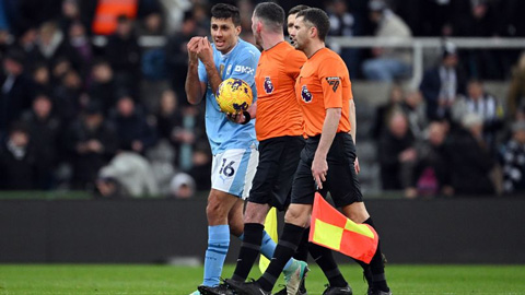 Fan Liverpool nổi điên vì Rodri không phải nhận thẻ đỏ