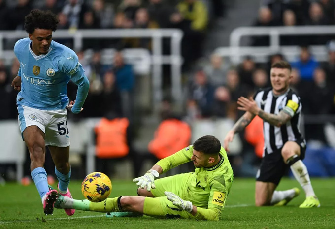 Trippier lơ là để Oscar Bobb thoát xuống ghi bàn ấn định chiến thắng cho Man City