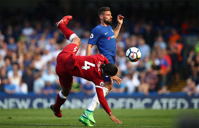 Van Dijk chẳng thích đối đầu với Giroud chút nào