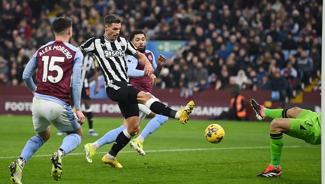 Schar là ngôi sao sáng nhất trận Aston Villa vs Newcastle