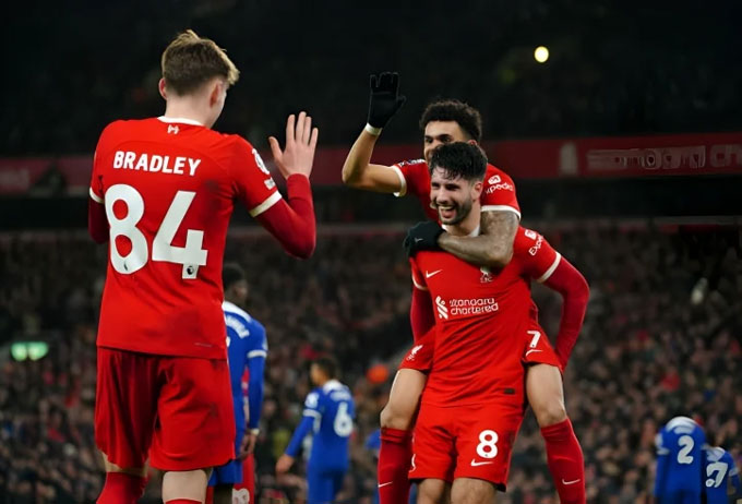 Liverpool vừa có chiến thắng ấn tượng trước Chelsea để giữ vững ngôi đầu