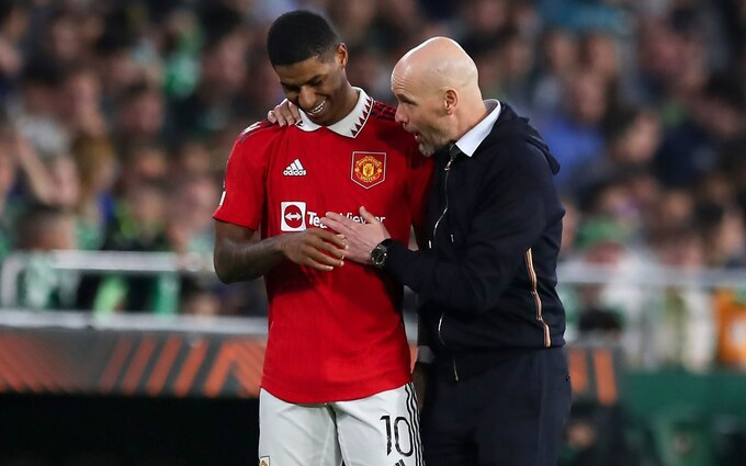 HLV Ten Hag được cho là đang ưu ái Rashford hơn Sancho